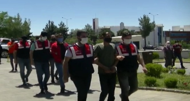 Kahramanmaraş'ta DEAŞ operasyonundan gözaltına alınan şüpheliler tutuklandı.